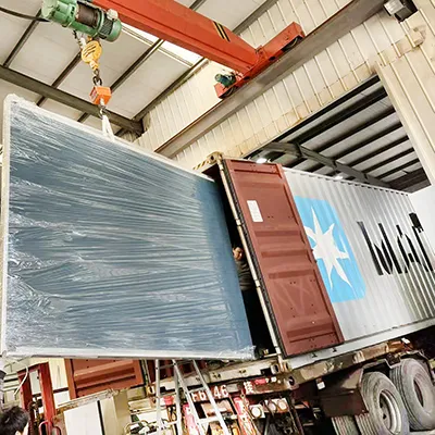 Ugyanazon a napon két habszivacs gépet töltöttek be konténerekbe